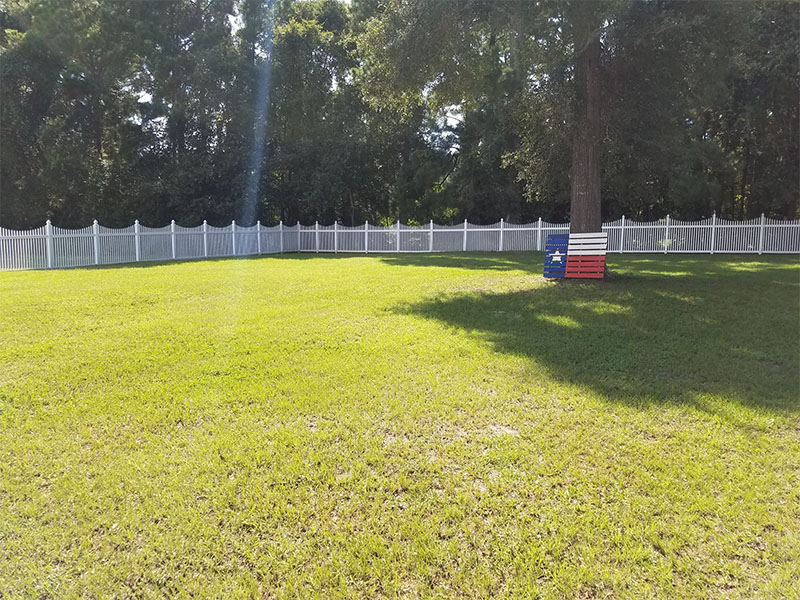 Montgomery County Texas white vinyl convex picket residential fence company